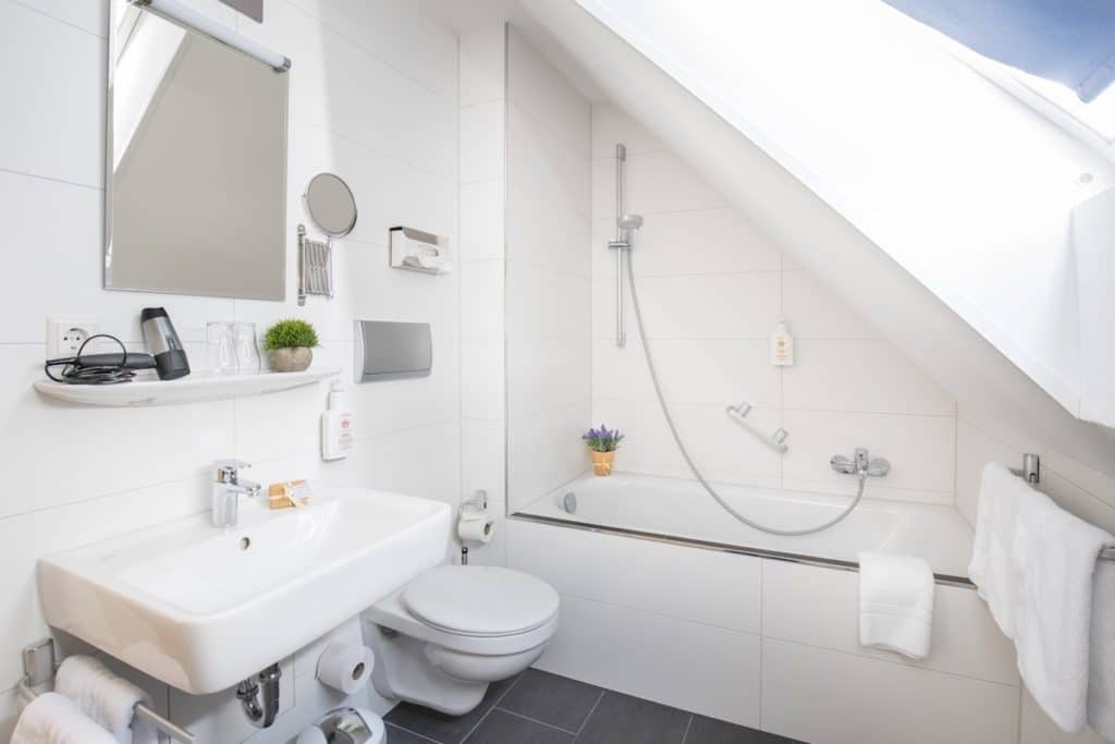 residenz-ravensburg-badezimmer-mit-schraege