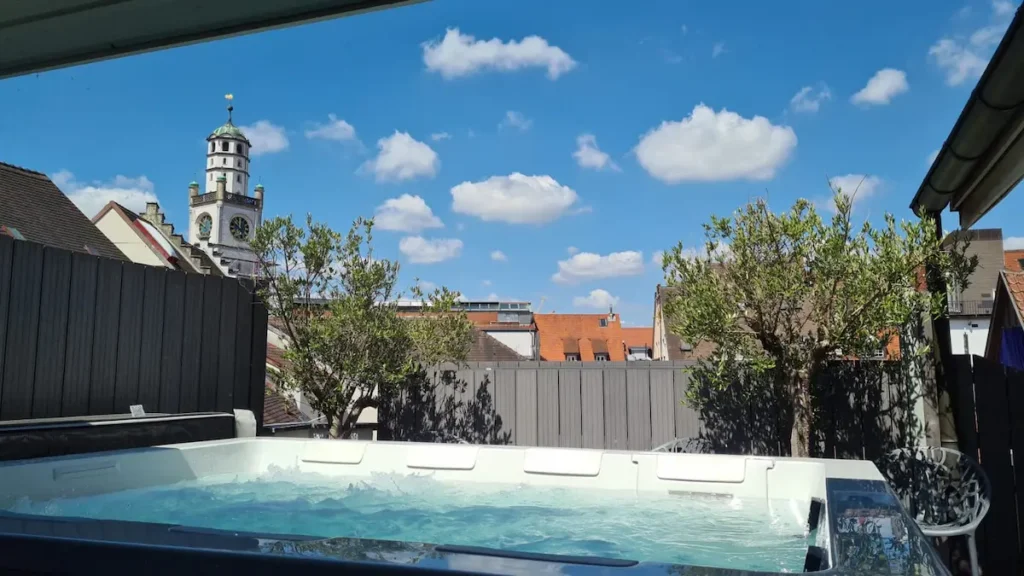 Großer Whirlpool mit schönem Blick auf Ravensburg