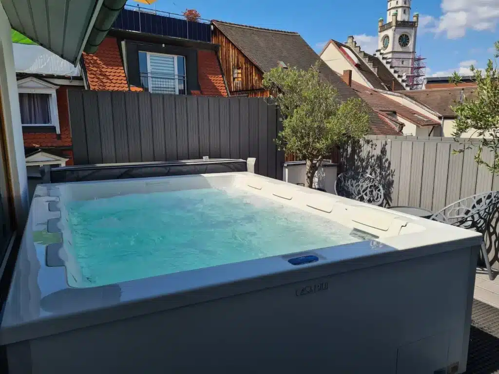 Großer Whirlpool auf einer Dachterrasse