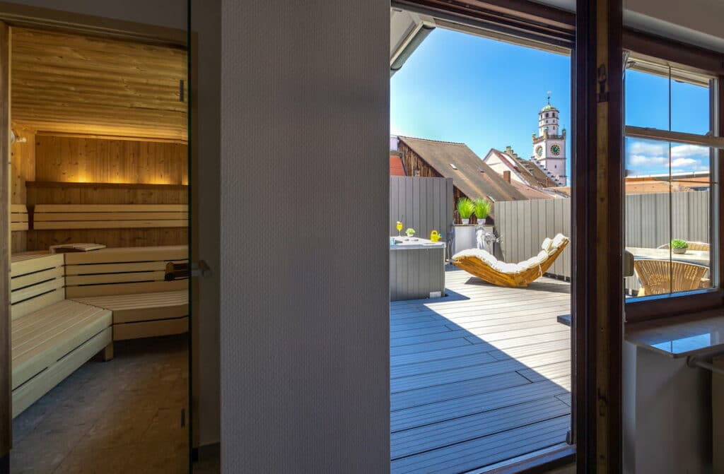 Hotel Residenz Wellnessbereich Blick auf Sauna und Terrasse